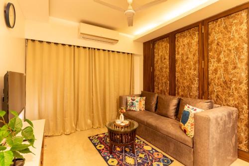 Uma área de estar em Cozy, Upscale 1 bhk Apt near BKC