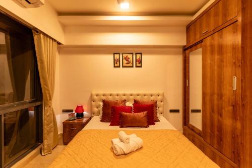 Uma cama ou camas num quarto em Cozy, Upscale 1 bhk Apt near BKC