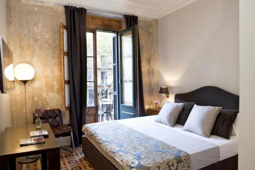 Una habitación de hotel con una cama y una ventana. en We Boutique Hotel Barcelona, en Barcelona