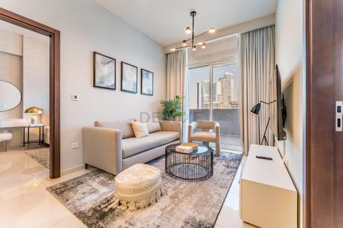 High-Rise 2BR with Dubai Water Canal View, Quick Access to Downtown, Vera Tower, Business Bay by Deluxe Holiday Homes