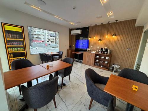 Televiisor ja/või meelelahutuskeskus majutusasutuses Royal Suite