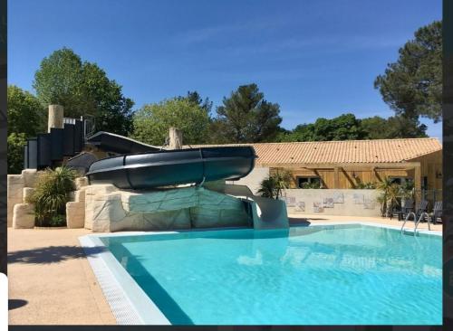 un toboggan aquatique dans une piscine dans l'établissement Kabana 34 entre terre et mer, à Saint-Hilaire-de-Riez