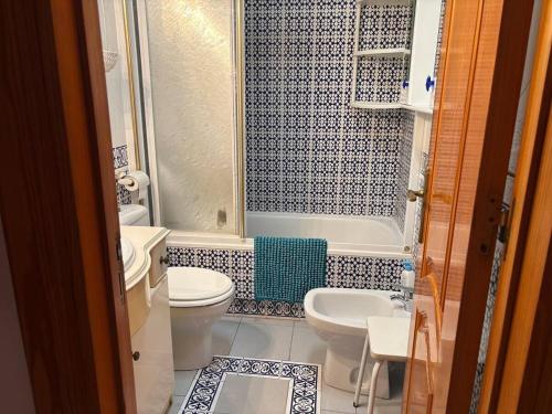 Et badeværelse på Beachside Two-Bedroom Apartment