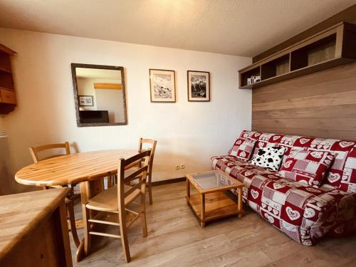 un salon avec une table et un canapé dans l'établissement Charmant T2 5 pers, skis aux pieds, balcon, ascenseur - Vallandry - FR-1-757-110, à Landry
