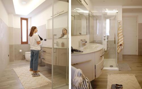 ジョイオーザ・マレーアにあるSpacious, Family Apartment in Gioiosa Marea, Gioiosa Holiday Homeの鏡付き浴室に立つ女性