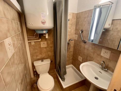 une petite salle de bain avec toilettes et lavabo dans l'établissement Studio climatisé avec parking face à la mer - 2 couchages - FR-1-226B-233, à Cavalaire-sur-Mer