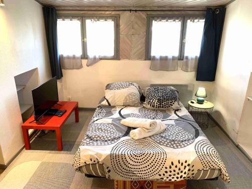 deux lits dans une chambre avec deux fenêtres dans l'établissement Studio ITALY, à Chambéry