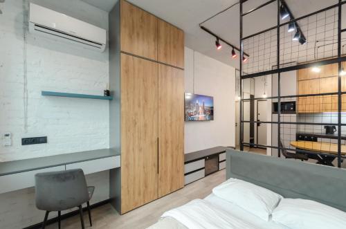 基辅Petrovdom Apartments 26-305А in RC Manhattan, 11 Beresteiskyi的一间卧室，配有一张床、一张桌子和一把椅子