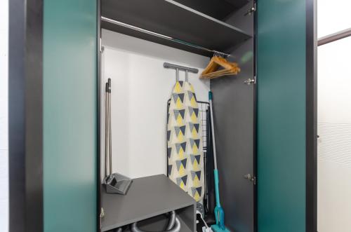 基辅Petrovdom Apartments 26-305А in RC Manhattan, 11 Beresteiskyi的更衣室里架子上放着一块冲浪板