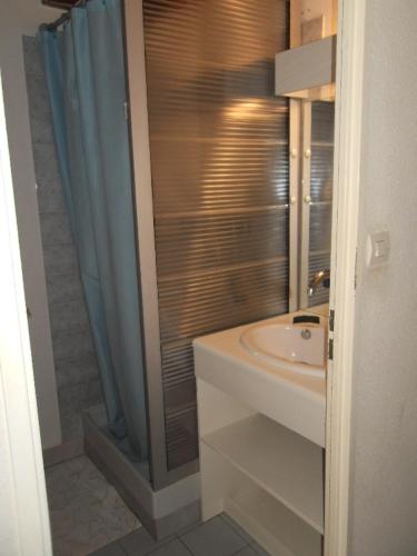 une salle de bain avec un lavabo et une douche dans l'établissement Belle villa climatisée 4-5 couchages 2 terrasses piscine commune parking dans résidence sécurisée 200m de la mer LRMA45, à Portiragnes