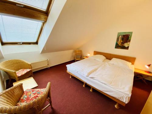 Giường trong phòng chung tại Landhaus Immenbarg, Seeteufel