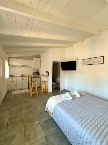 a large bedroom with a bed and a kitchen at Lo de Nacho in Canning