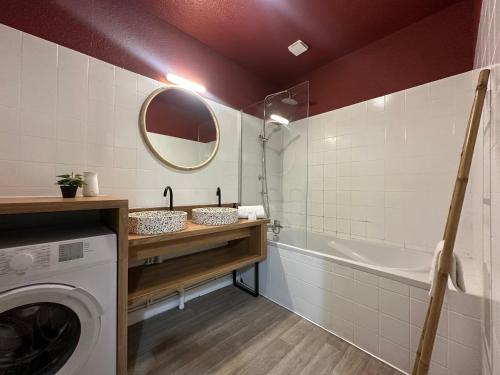 une salle de bain avec un lavabo et une machine à laver dans l'établissement LE COSY - Plain-Pied, à Mont-de-Marsan