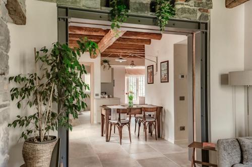 a kitchen and dining room with a table and chairs at Ama'Ca Dulza - by MyHomeInComo in Laglio