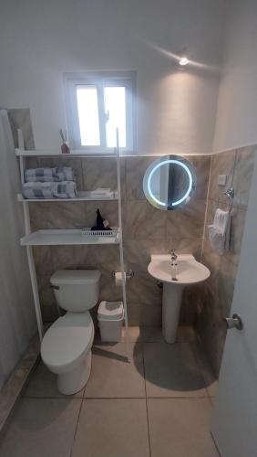 Un baño de Calm & Cozy Apartment by C & D