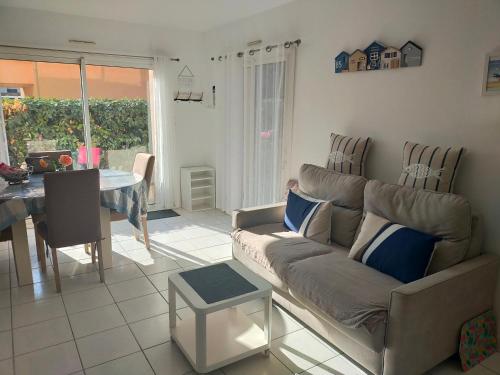 un salon avec un canapé et une table dans l'établissement Apt T3, 2ch, tout à pied, 50m plage, Pointe du Bec, à Pornichet