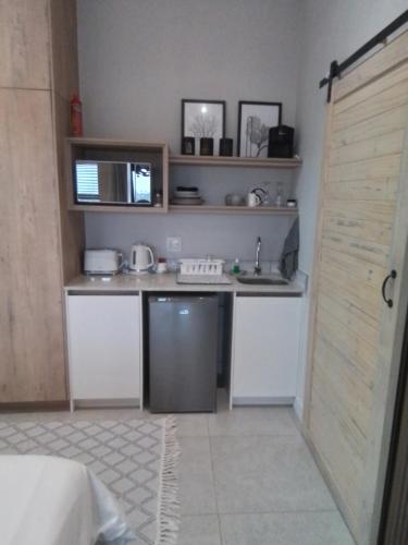 Kuchyň nebo kuchyňský kout v ubytování Golfers Haven Studio Apartment