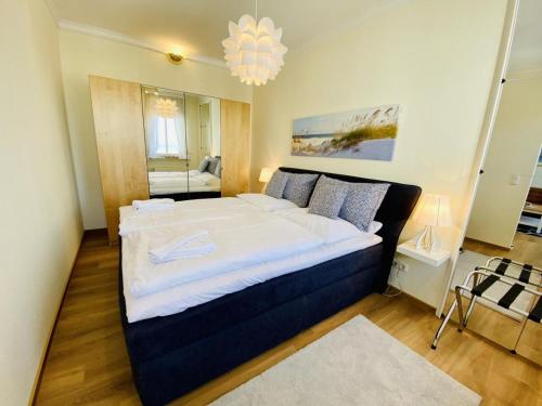 a bedroom with a large bed in a room at Ostseeliebe, direkt an der Promenade in Warnemünde