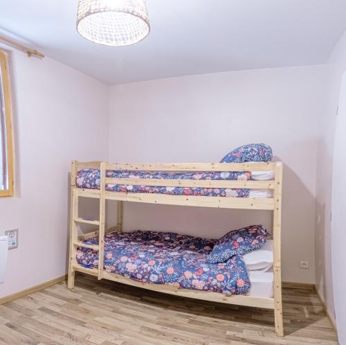 a bedroom with two bunk beds in a room at Apt 1er étage - Gite aux 1000 chemins in Saint-Joseph-de-Rivière