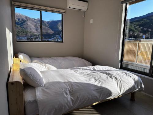 wag ur day - Spacious Villa Sleeps 10 Pet-Friendly dogs and cats Up to 7 Huge Private Dog Run