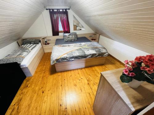 una piccola camera con due letti in mansarda di Apartma Tjaša-Terme Čatež a Čatež ob Savi