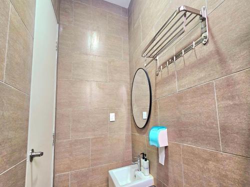 Ένα μπάνιο στο 3 bedrooms condor nearest Jonker Walk at Ong Kim Wee Residence
