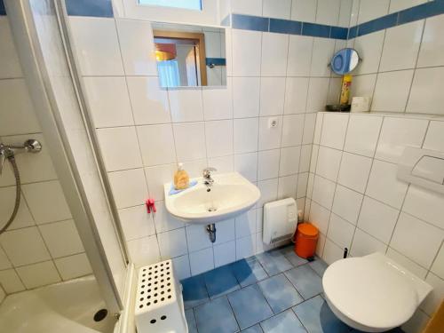 ein kleines Badezimmer mit Waschbecken und Toilette in der Unterkunft Spatzennest am Alten Strom in Warnemünde