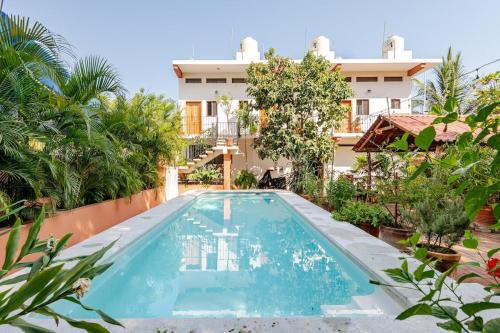 een afbeelding van een huis met een zwembad bij Casa Hibiscus Zaachila 2 A in Puerto Escondido
