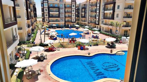 a view of a pool from a balcony of a building at جوليانا in Dawwār Muşādif Yūnus
