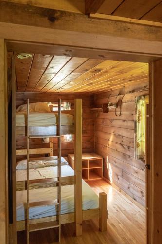 En eller flere senge i et værelse på Moose Point Cabin