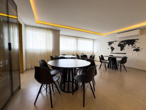 a conference room with tables and chairs and a map on the wall at Apto/Flat Moderno Perto da Unifebe e shoppings in Brusque