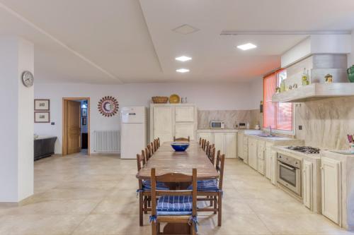 Una cocina o zona de cocina en Le Colonie - Pescoluse