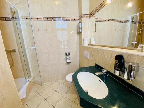 un bagno con lavandino, doccia e WC di Doppelzimmer Lunch, direkt am Alten Strom a Warnemünde