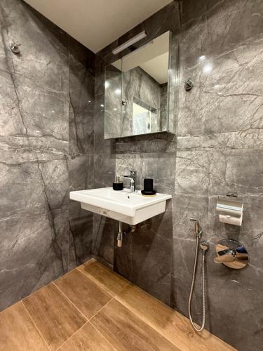 un bagno con lavandino e specchio di Gorna Banya luxury apartments a Sofia