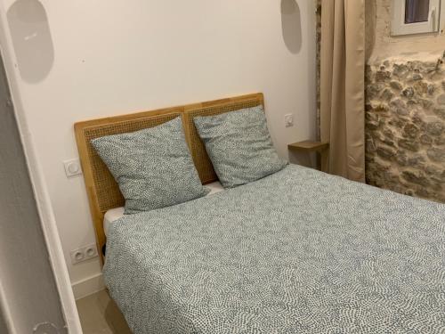 a bedroom with a bed with blue sheets and pillows at appartement avec patio vielle Antibes in Antibes