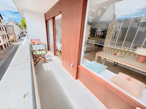 d'un balcon avec vue sur le salon. dans l'établissement Charmant Appartement au Cœur de Deauville avec Balcon et plage à 10 min à Pied, à Deauville