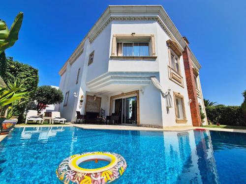 Πισίνα στο ή κοντά στο L'Orchidée - Suites de Luxe avec Piscine Chauffée et Vue sur le Lac de Tunis