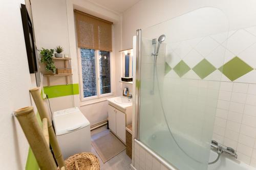 un bagno con doccia, WC e lavandino di Le Savigny - CONFORT HÔTE a Fougères