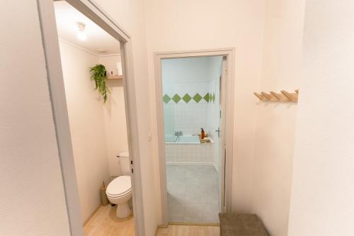 e bagno con servizi igienici e porta doccia in vetro. di Le Savigny - CONFORT HÔTE a Fougères