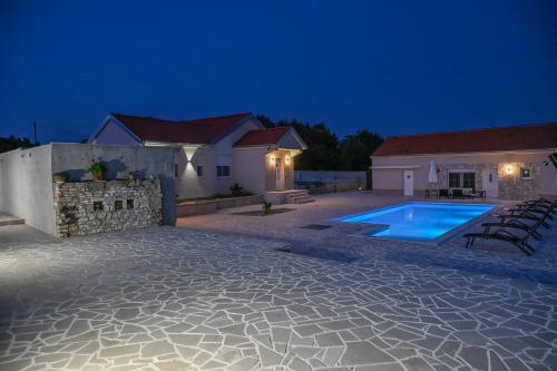 Πισίνα στο ή κοντά στο Holiday Home Marija with pool