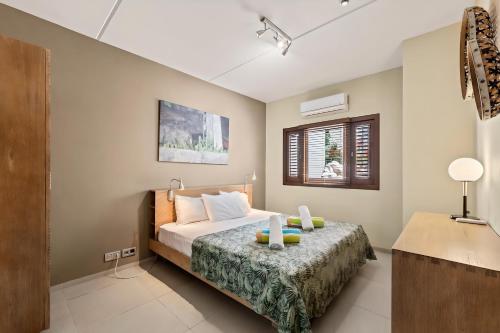 Un dormitorio con una cama y una ventana en Luxury 4 Bedroom apartment, Pool, Private beach, Jan Thiel, en Willemstad