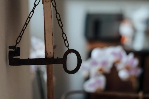 a chain hanging from a wall with a swing at Beb La Patataia Home in Bormida