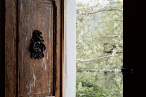 a wooden door with a cat sticker on it at Beb La Patataia Home in Bormida