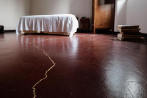 a crack in a wooden floor in a room at Beb La Patataia Home in Bormida