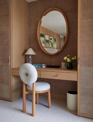a dressing room with a chair and a mirror at Silverstone by Alpine Resorts in Val dʼIsère