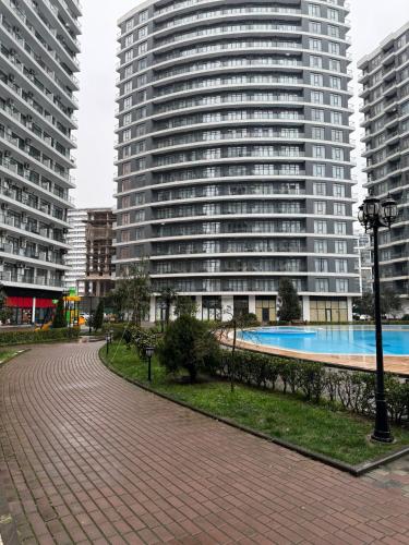 a walkway in a city with tall buildings at Apartamenti v Batumi in Batumi