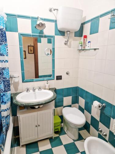 a bathroom with a sink and a toilet and a mirror at Appartamento Villa Bianca su "Corso ITALIA" in Sorrento