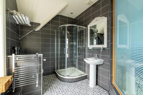 a bathroom with a sink and a shower at The Ox Pub & Rooms in Poole