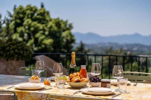 Photo de la galerie de l'établissement Mougins Architect-designed villa with swimming pool in a private estate, à Mougins