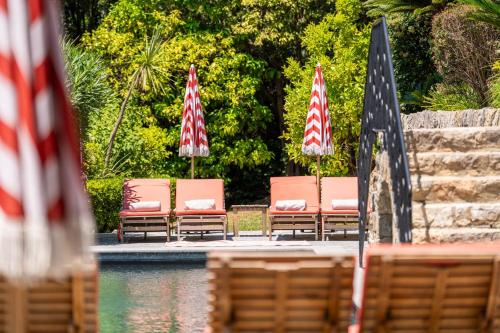 Photo de la galerie de l'établissement Mougins Architect-designed villa with swimming pool in a private estate, à Mougins